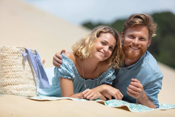 Portrait Couple Laid Sand — Stock Photo, Image