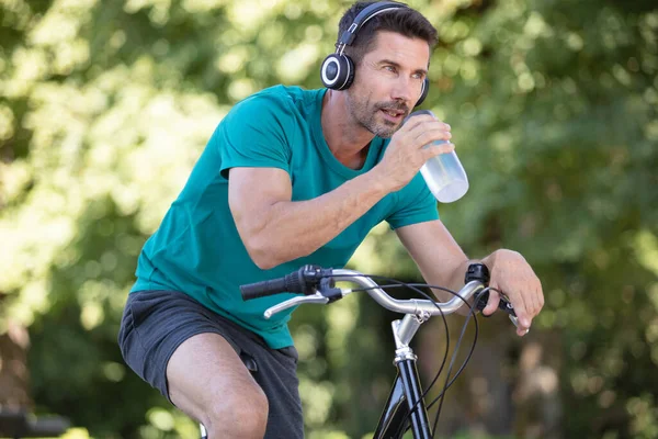 Schöner Radler Macht Pause Auf Seinem Fahrrad Und Trinkt Wasser — Stockfoto