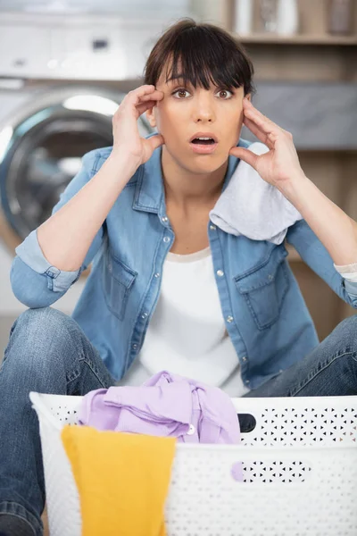 Woman Shocked Expression Sat Laundry Basket — Stock Photo, Image