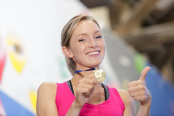 여자는 금메달을 — 스톡 사진