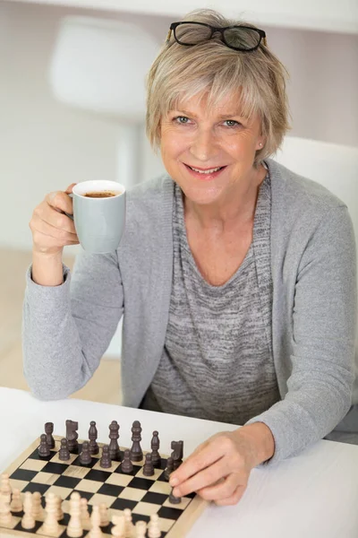 Mature Woman Playing Chess Home — Stock Photo, Image