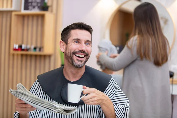 Man Hairdressing Salon Reading Magazine Drinking Coffee — Stock Photo, Image