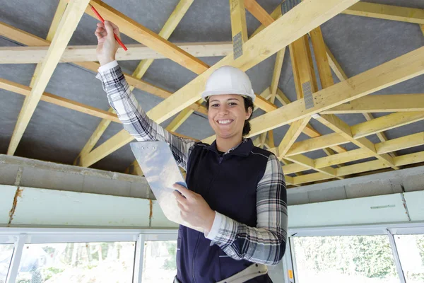 Female Inspector Looking Roof Timbers — Stock Photo, Image
