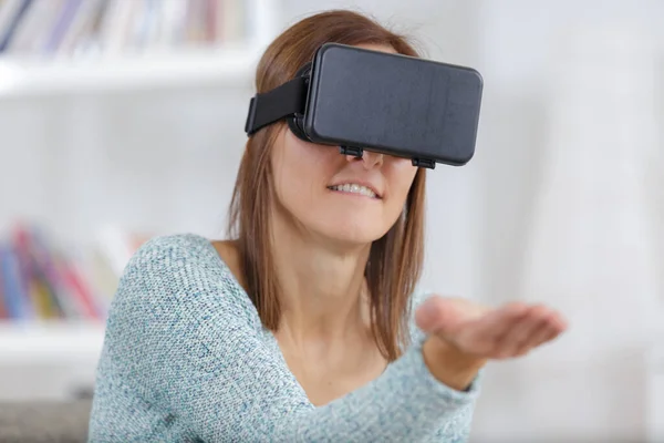 Mulher Feliz Com Fone Ouvido Realidade Virtual — Fotografia de Stock