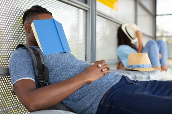 Estudiantes Descansando Suelo Con Libros Cara — Foto de Stock