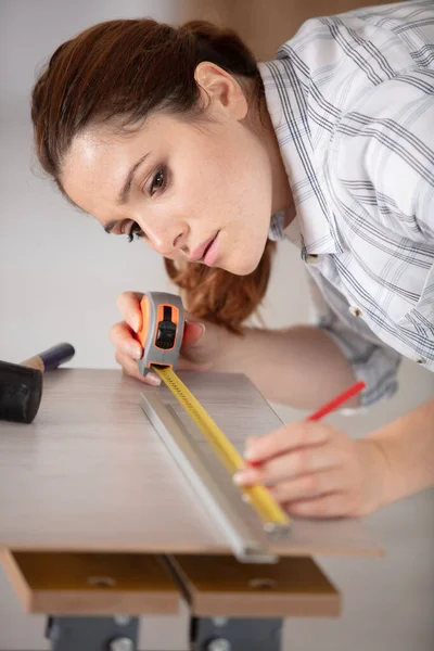 Woman Measuring Wooden Board Tape Measure — Stock Photo, Image
