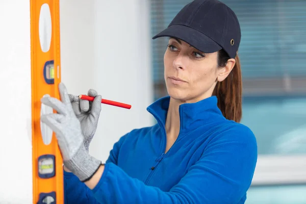 Attractive Young Female Construction Worker Spirit Level — Stock Photo, Image