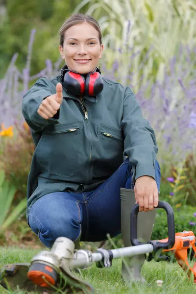 Yukarı Başparmak Ile Gülümseyen Kadın Bahçıvan — Stok fotoğraf