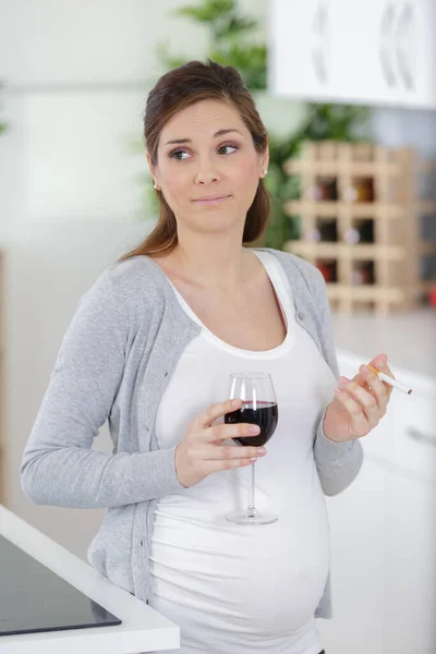Mujer Embarazada Con Cigarrillo Copa Vino Alcohol — Foto de Stock