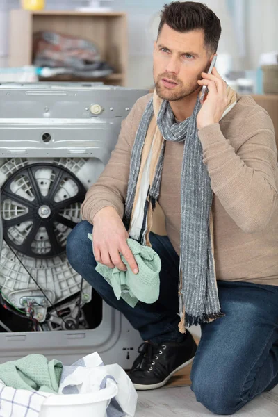 Muž Sedí Vedle Myčky Telefonu — Stock fotografie
