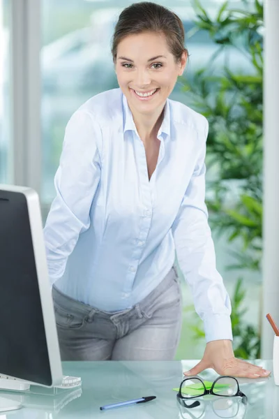 Lycklig Kvinna Kontoret — Stockfoto