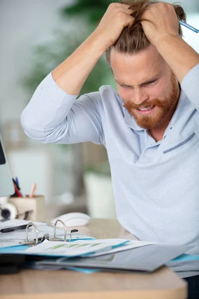 Empresario Estresado Con Exceso Trabajo Gritando Oficina — Foto de Stock