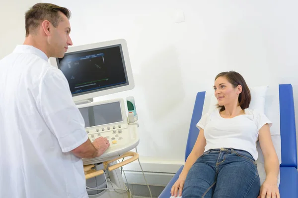 Doctor Showing Baby Ultrasound Image Computer Pregnant Woman — Stock Photo, Image
