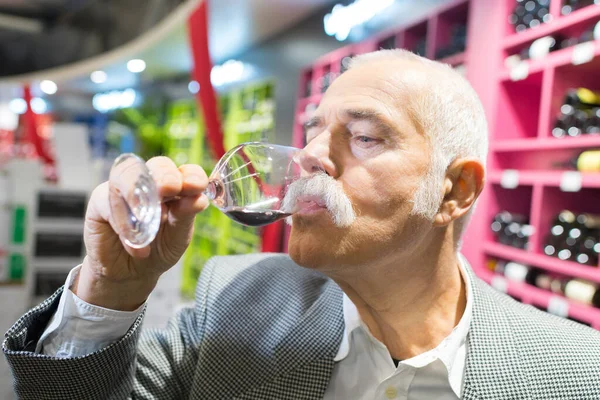Man Tasting Free Wine — Stock Photo, Image