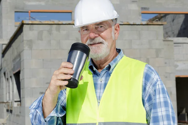 熱いコーヒーを飲む専門の上級家のビルダーのエンジニア — ストック写真
