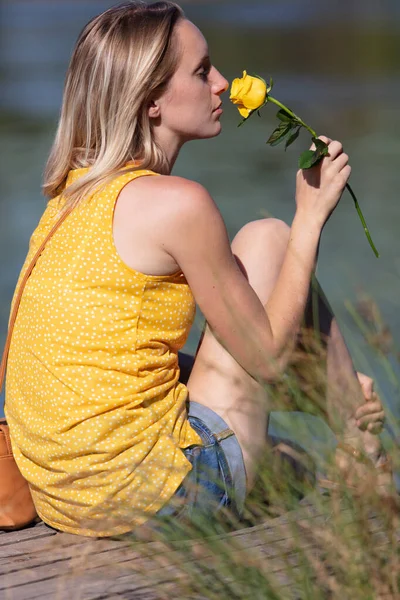 Beyaz Bir Kadının Açık Havada Çiçek Tutarken Çekilmiş Fotoğrafı — Stok fotoğraf