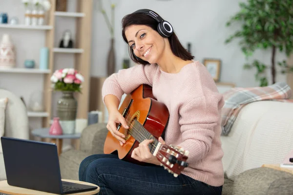 Young Woman Learning Guitar Online Courses — Stock Photo, Image