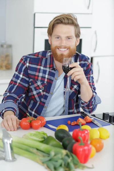 Homem Preparando Almoço Cozinha Enquanto Desfruta Vinho — Fotografia de Stock