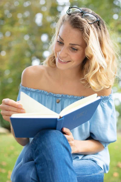 秋の公園で本を読んで美しい少女 — ストック写真