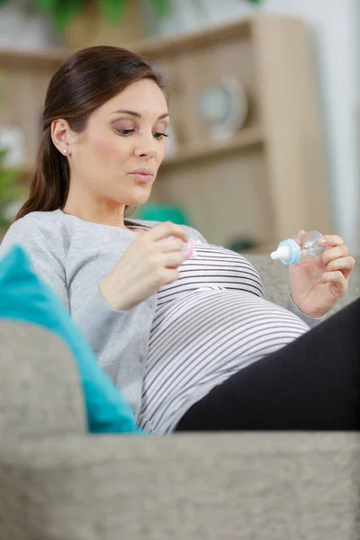 Pregnant Woman Her Sofa — Stock Photo, Image
