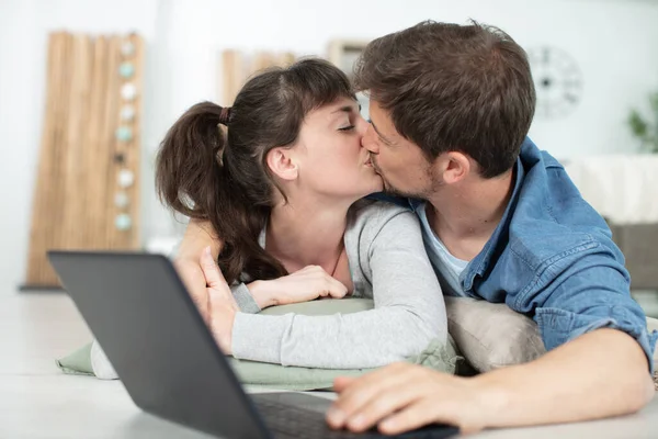 Pria Jenis Pada Keyboard Komputer Saat Mencium Pacar — Stok Foto