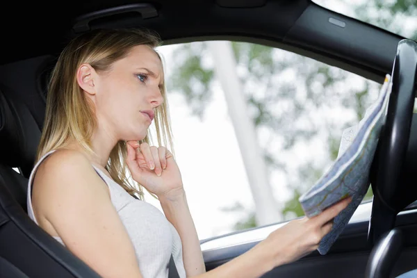 Sürücü Koltuğundaki Kafası Karışık Kadın Haritaya Bakıyor — Stok fotoğraf