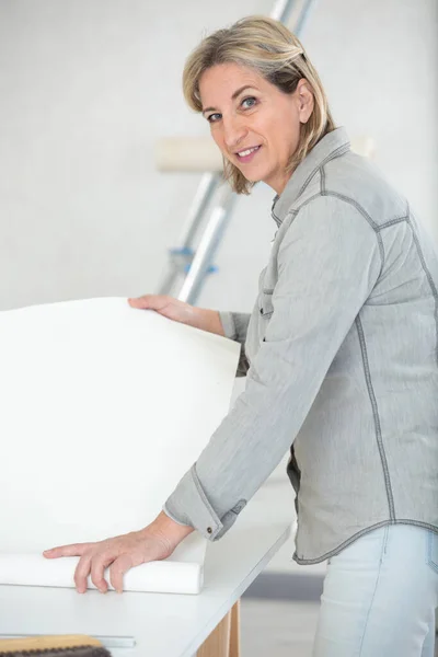 Woman Unrolling Wall Paper Wall — Stock Photo, Image