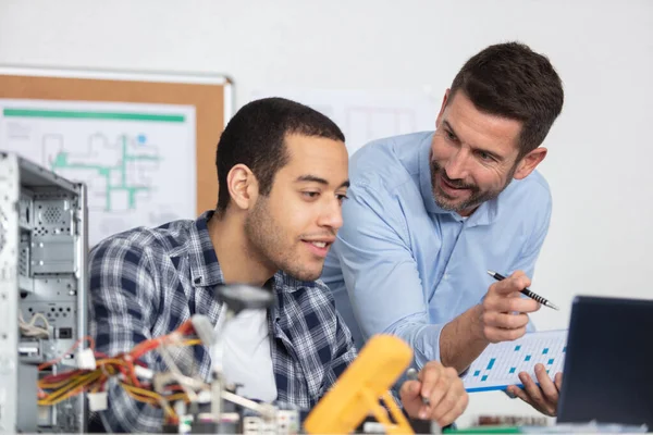 Apprentice Learning Fix Issue — Stock Photo, Image