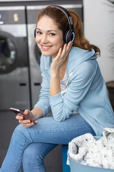 Happy Woman Listens Music Headphones Laundry — Stock Photo, Image