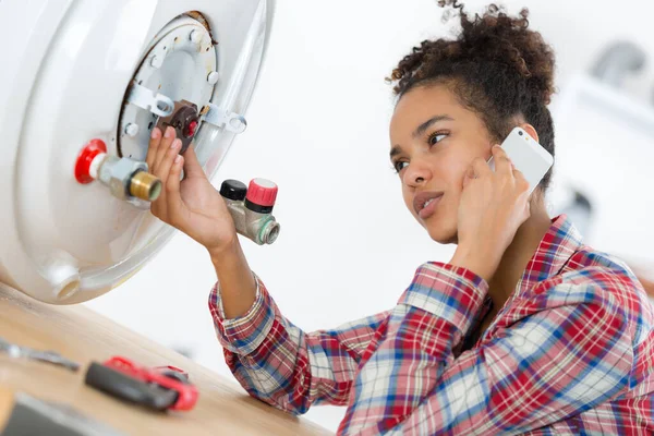 Female Worker Fixing Boiler Problem — Stock Photo, Image