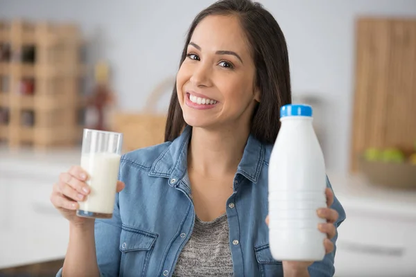 Gelukkig Vrouw Drinkt Melk Uit Een Glas — Stockfoto