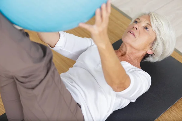 Glückliche Seniorin Ruht Sich Nach Übung Mit Gymnastikball Aus — Stockfoto