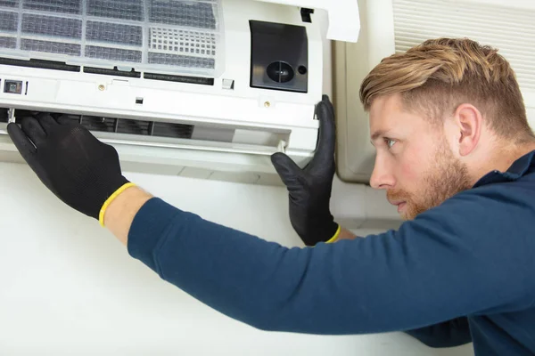 Professional Electrician Man Fixing Heavy Air Conditioner — Stock Photo, Image
