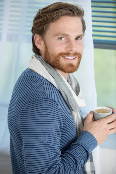 Jovem Homem Bonito Perto Janela Desfrutando Uma Xícara Café — Fotografia de Stock