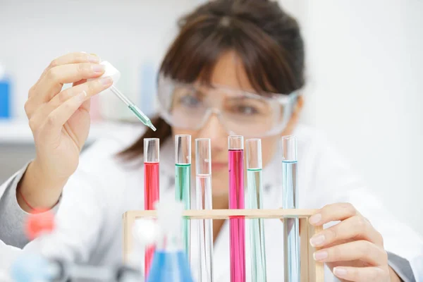 Woman Using Pipettes — Stock Photo, Image