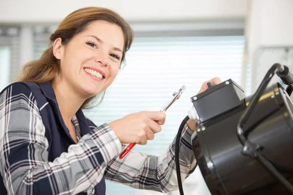 Eletricista Feminino Posando Enquanto Trabalhava Aparelho — Fotografia de Stock