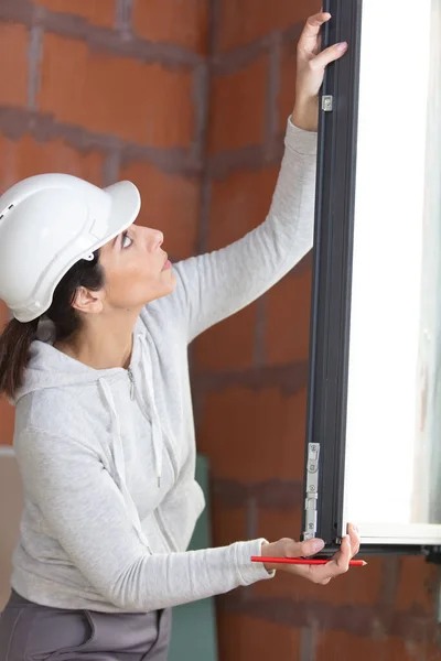 Female Builder Installs New Window — Stock Photo, Image