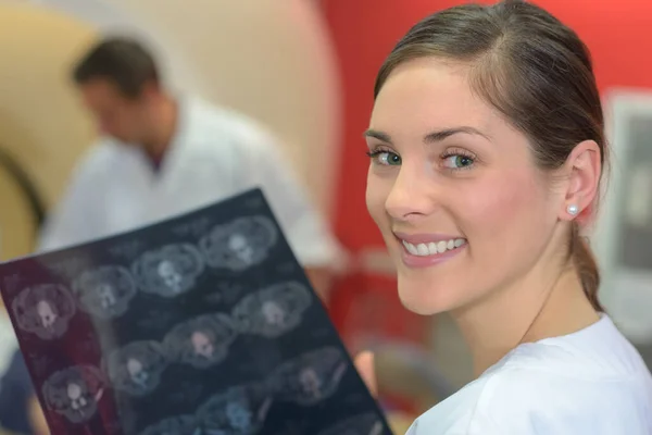 笑顔の女性医師と女性 — ストック写真