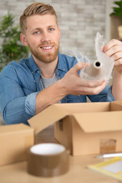 Young Man Packing Cardboard Boxes — Stock Photo, Image