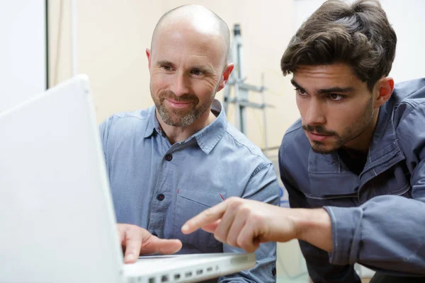 Engineer Showing Apprentice How Measure Cad Drawings — Stock Photo, Image