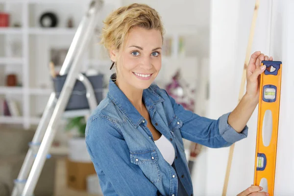 Woman Using Leveling Tool Home — Stock Photo, Image