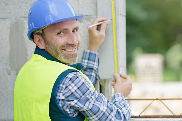 Building Worker Measuring Wall Construction Site — Stock Photo, Image