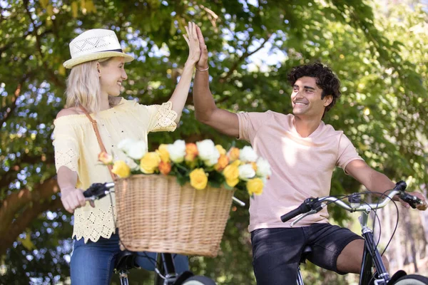 Happy Young Couple Bicycles Summer Park — Stock Photo, Image