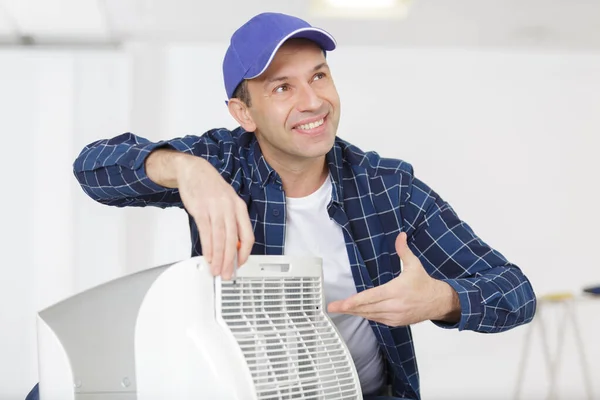 Šťastný Muž Provozuje Klimatizaci — Stock fotografie