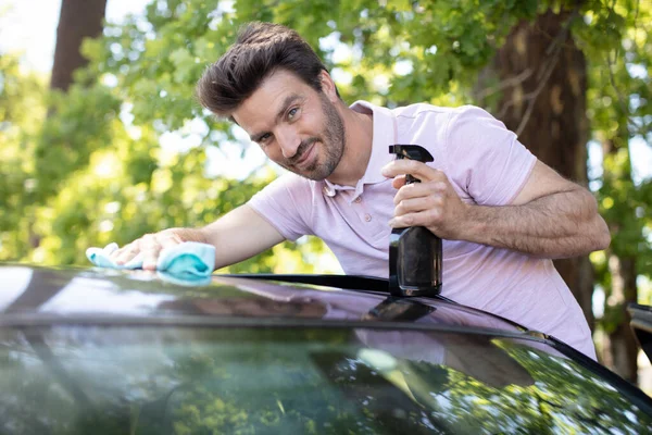 Mannelijke Werknemer Schoonmaken Auto Met Spray Fles — Stockfoto