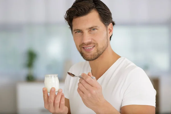 Mannen Äter Yoghurt — Stockfoto