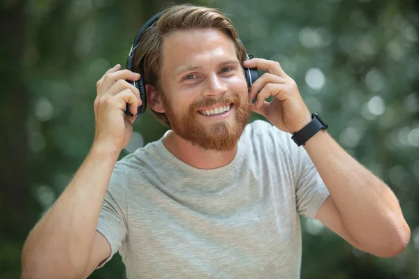 Dışarıdaki Sakallı Adam Kulaklıkla Müzik Dinliyor — Stok fotoğraf