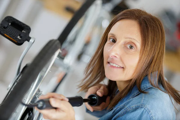 Eine Frau Repariert Das Fahrrad — Stockfoto