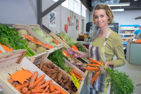 Lavoratrice Che Vende Frutta Verdura Fresca Sul Mercato — Foto Stock
