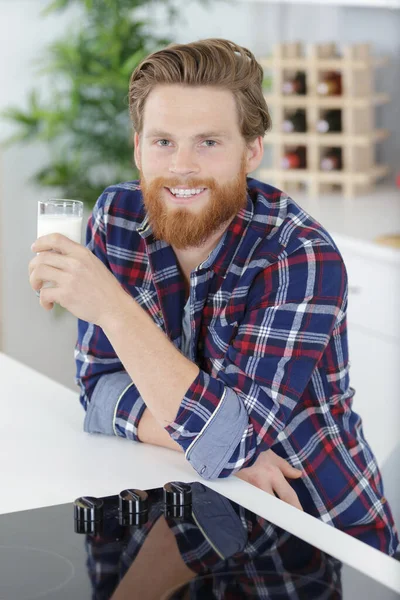ミルクを飲んでいる若いハンサム陽気な男 — ストック写真
